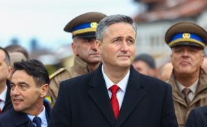 Foto: Dž. K. / Radiosarajevo.ba / Polaganje cvijeća na mezarju Kovači