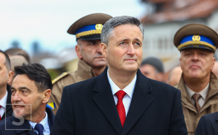 Polaganje cvijeća na mezarju Kovači