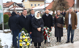 Foto: Dž. K. / Radiosarajevo.ba / Polaganje cvijeća na mezarju Kovači