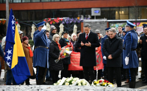 Foto: A.K./Radiosarajevo.ba / Polaganje cvijeća na spomeniku ubijenoj djeci u opsadi Sarajeva