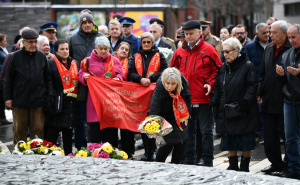 Foto: A.K./Radiosarajevo.ba / Polaganje cvijeća na spomeniku ubijenoj djeci u opsadi Sarajeva
