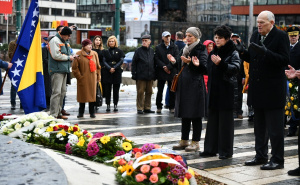 Foto: A.K./Radiosarajevo.ba / Polaganje cvijeća na spomeniku ubijenoj djeci u opsadi Sarajeva