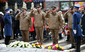 Foto: A.K./Radiosarajevo.ba / Polaganje cvijeća na spomeniku ubijenoj djeci u opsadi Sarajeva