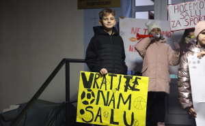 Foto: E. L. / Radiosarajevo.ba / Mirno okupljanje ispred OŠ Vladislav Skarić u Sarajevu