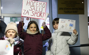 Foto: E. L. / Radiosarajevo.ba / Mirno okupljanje ispred OŠ Vladislav Skarić u Sarajevu
