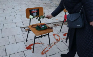 Foto: Fena / Performans 'Stolice koje govore' u Mostaru