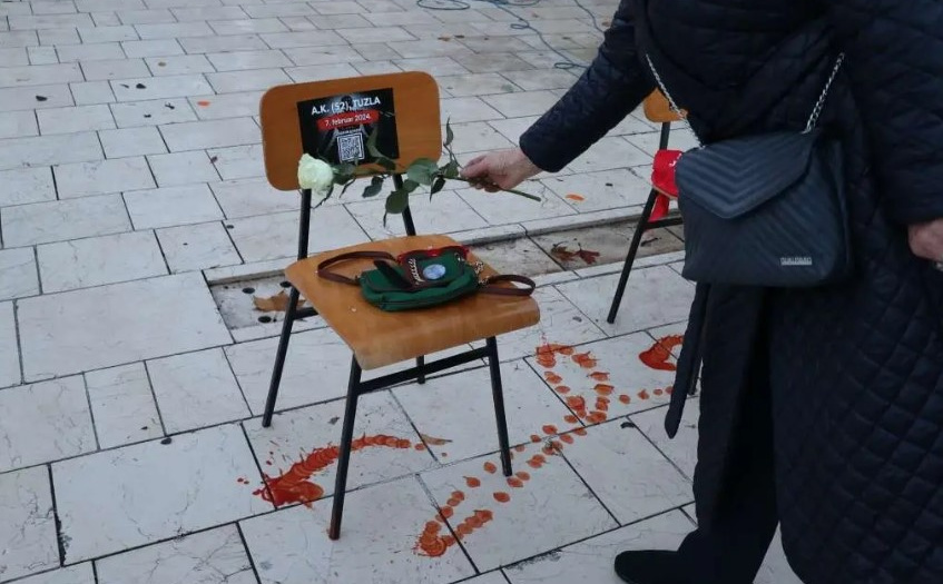 Performans 'Stolice koje govore' u Mostaru