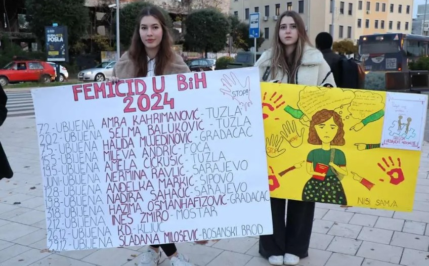 Performans 'Stolice koje govore' u Mostaru