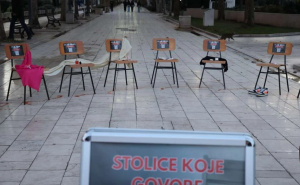 Foto: Fena / Performans 'Stolice koje govore' u Mostaru