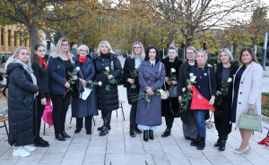 Foto: Fena / Performans 'Stolice koje govore' u Mostaru