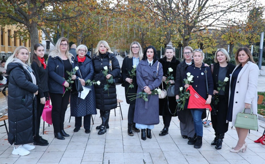 Performans 'Stolice koje govore' u Mostaru