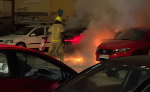Foto: Radiosarajevo.ba / Gori automobil na Grbavici