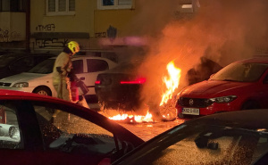 Foto: Radiosarajevo.ba / Gori automobil na Grbavici