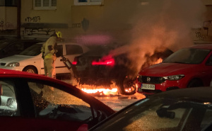Foto: Radiosarajevo.ba / Gori automobil na Grbavici