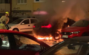 Foto: Radiosarajevo.ba / Gori automobil na Grbavici