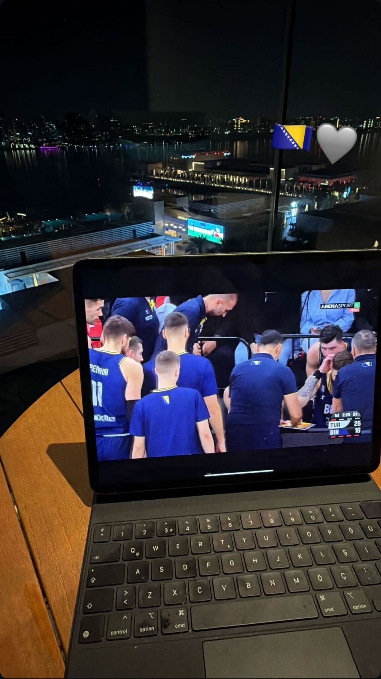 Džanan Musa prati utakmicu (@dzananmusa)