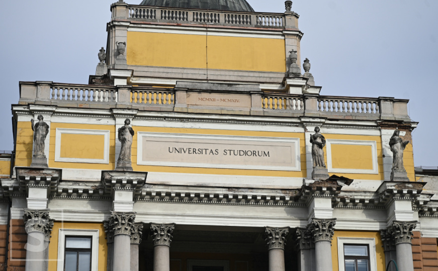 Obrušava se fasada Pravnog fakulteta UNSA