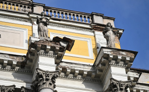 Foto: N.G./Radiosarajevo.ba / Obrušava se fasada Pravnog fakulteta UNSA