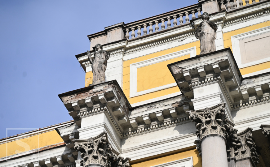 Obrušava se fasada Pravnog fakulteta UNSA