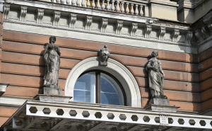 Foto: N.G./Radiosarajevo.ba / Obrušava se fasada Pravnog fakulteta UNSA