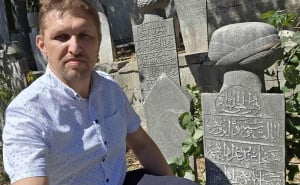 Foto: Deutsche Welle / Emir Demir pored mezara Zmaja od Bosne