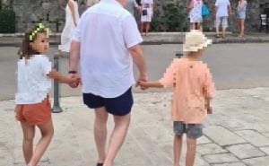 Foto: Instagram/@twinsbeslic / Halid Bešlić sa unucima