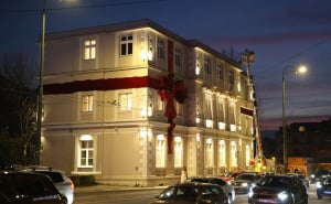 Foto: E. L. / Radiosarajevo.ba / Crvena mašna na Skenderiji