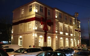 Foto: E. L. / Radiosarajevo.ba / Crvena mašna na Skenderiji