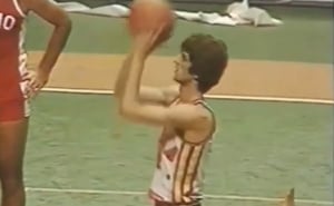 Foto: Screenshot / Youtube / Mirza Delibašić u dresu KK Bosna