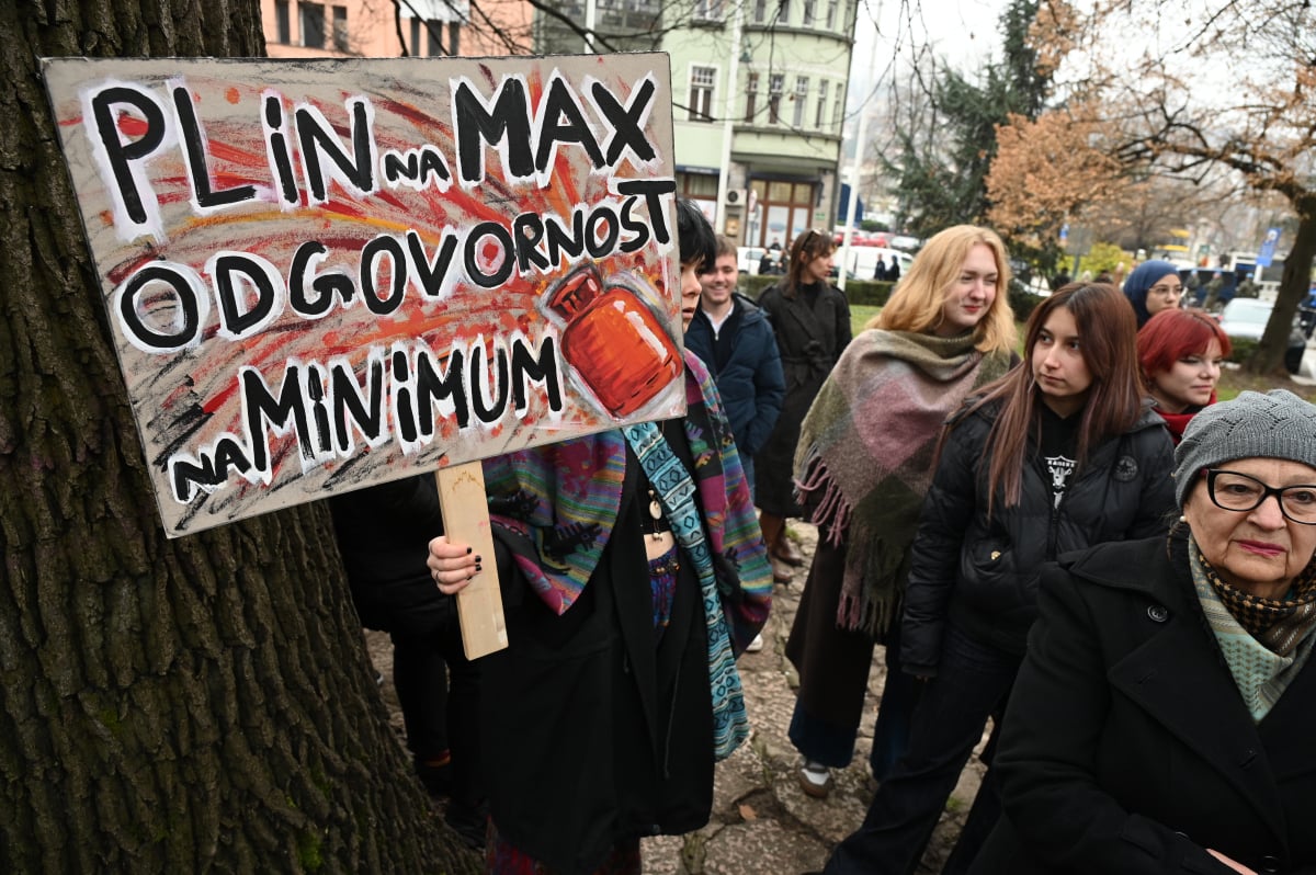 Protest studenata ispred Vlade KS