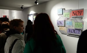 Foto: Dž. K. / Radiosarajevo.ba / Izložba "Nama nije ovo ok, a vama?"