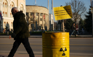 Foto: Dejan Rakita/PIXSELL / Bačve s oznakom radioaktivnosti kao "dobrodošlica" Andreju Plenkoviću u Banja Luci