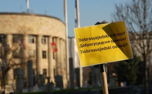 Foto: Dejan Rakita/PIXSELL / Bačve s oznakom radioaktivnosti kao "dobrodošlica" Andreju Plenkoviću u Banja Luci