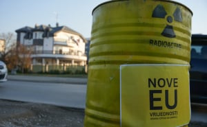 Foto: Dejan Rakita/PIXSELL / Bačve s oznakom radioaktivnosti kao "dobrodošlica" Andreju Plenkoviću u Banja Luci