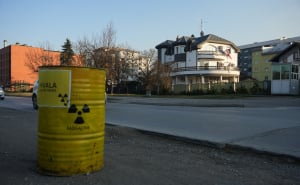 Foto: Dejan Rakita/PIXSELL / Bačve s oznakom radioaktivnosti kao "dobrodošlica" Andreju Plenkoviću u Banja Luci