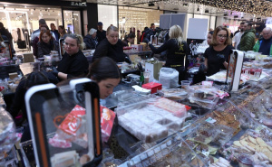Foto: Dž.K. / Radiosarajevo.ba / Slatki bazar u Sarajevu