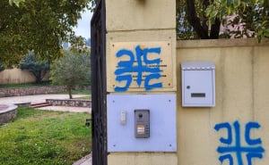Foto: Istraga / Sramni grafiti na zidovima Ambasade BiH u Podgorici