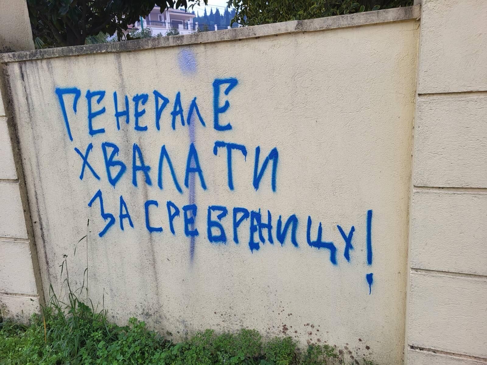 Sramni grafiti na zidovima Ambasade BiH u Podgorici