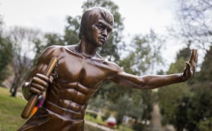 Foto: Denis Kapetanović/Pixsell / Kip Brucea Leea u Mostaru