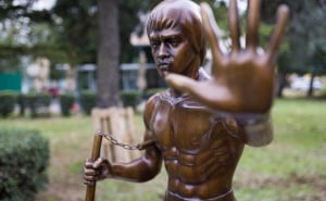 Foto: Denis Kapetanović/Pixsell / Kip Brucea Leea u Mostaru