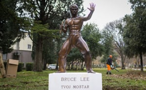 Foto: Denis Kapetanović/Pixsell / Kip Brucea Leea u Mostaru