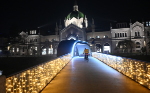 Foto: N. G. / Radiosarajevo.ba / Okićeni mostovi u Sarajevu i Obala Maka Dizdara