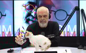 Foto: Screenshot / Edi Rama pomaže mački da pije vodu