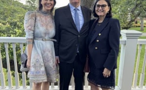 Foto: Facebook / @kenan.arnautovic.7 / Kenan Arnautović sa suprugom i kćerkom