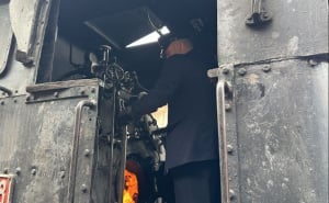 Foto: Tuzlanski.ba / Parna lokomotiva u RMU Banovići i Nermin Husanović