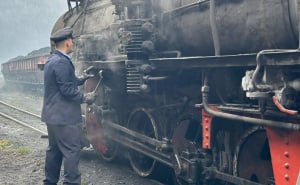 Foto: Tuzlanski.ba / Parna lokomotiva u RMU Banovići i Nermin Husanović