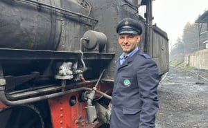 Foto: Tuzlanski.ba / Parna lokomotiva u RMU Banovići i Nermin Husanović