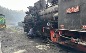 Foto: Tuzlanski.ba / Parna lokomotiva u RMU Banovići i Nermin Husanović