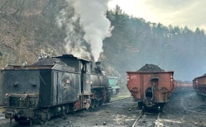 Foto: Tuzlanski.ba / Parna lokomotiva u RMU Banovići i Nermin Husanović