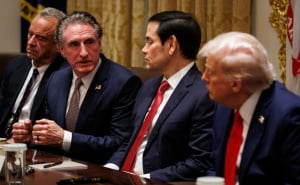 Foto: EPA - EFE / Doug Burgum pored Marca Rubia i Donalda Trumpa